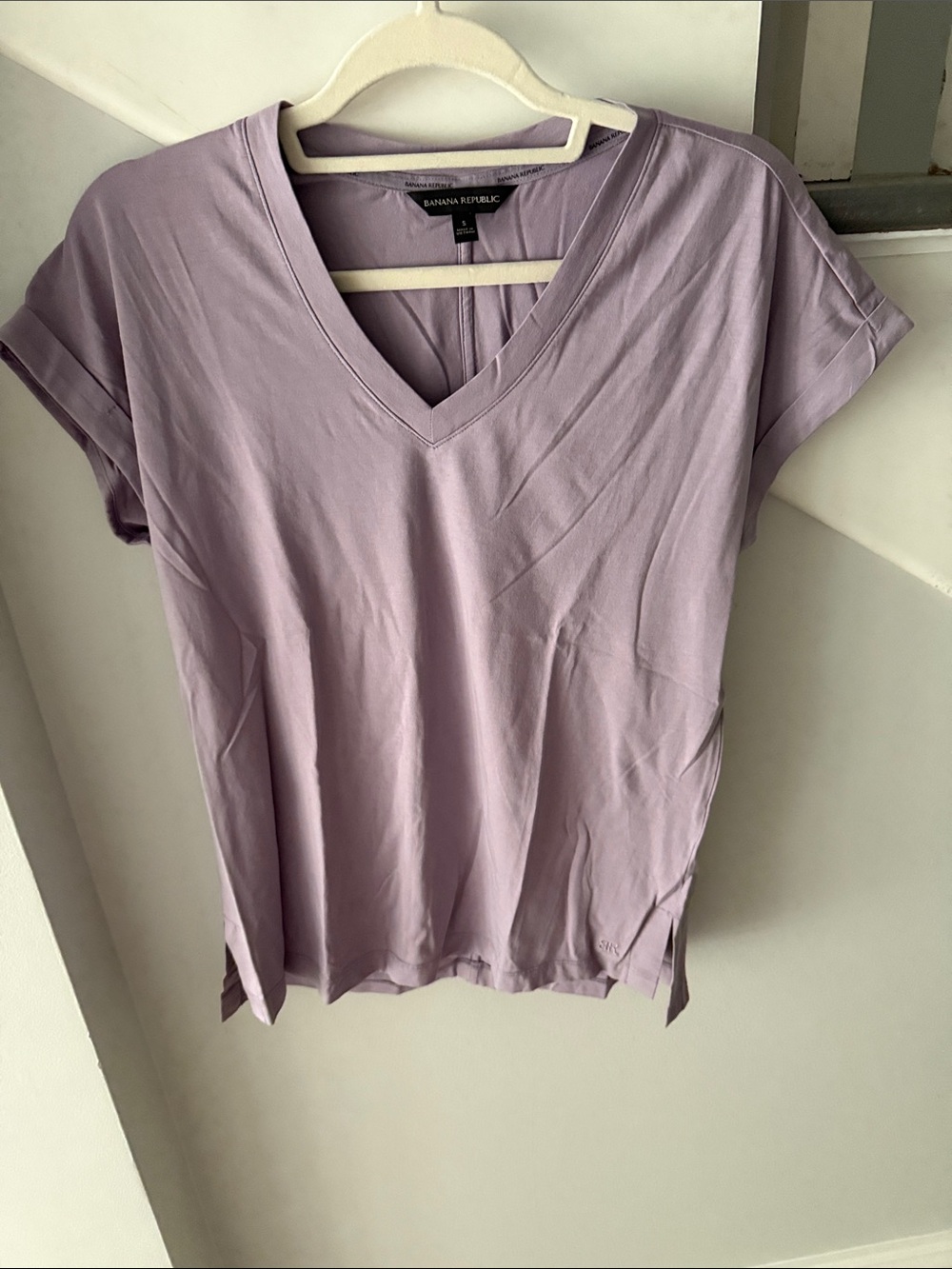 Banana Republic Lilac V-Neck Short Sleeve Top
Never worn. No tag